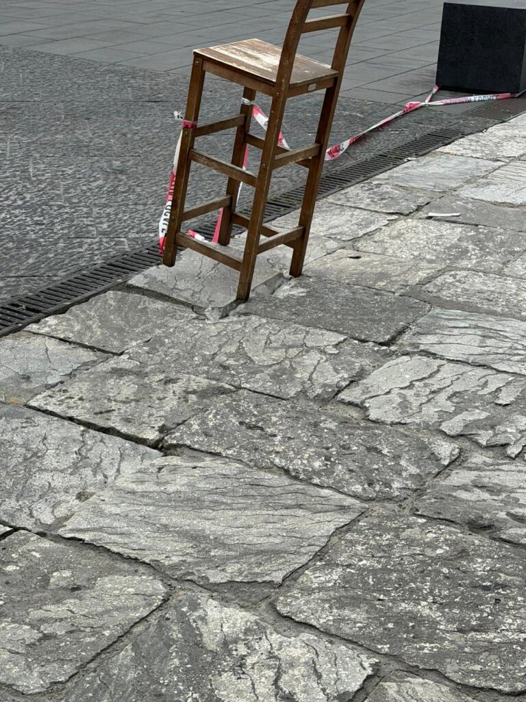 sedia copre una mattonella rotta a piazza de nava
