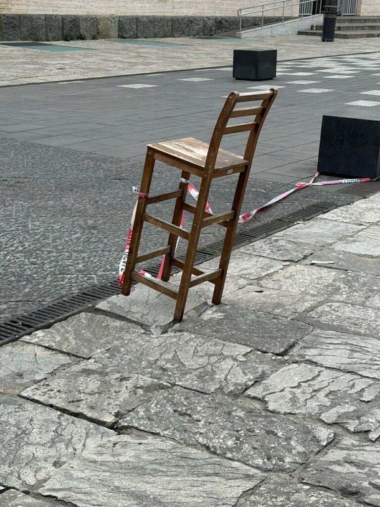 sedia copre una mattonella rotta a piazza de nava