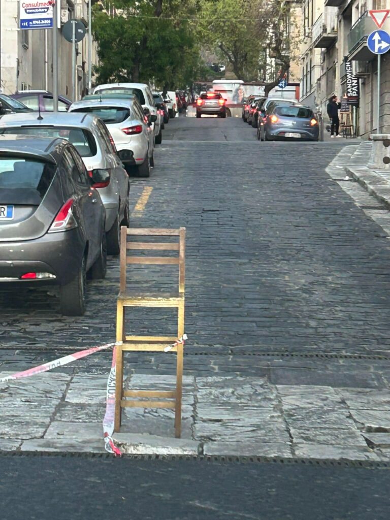 sedia copre una mattonella rotta a piazza de nava