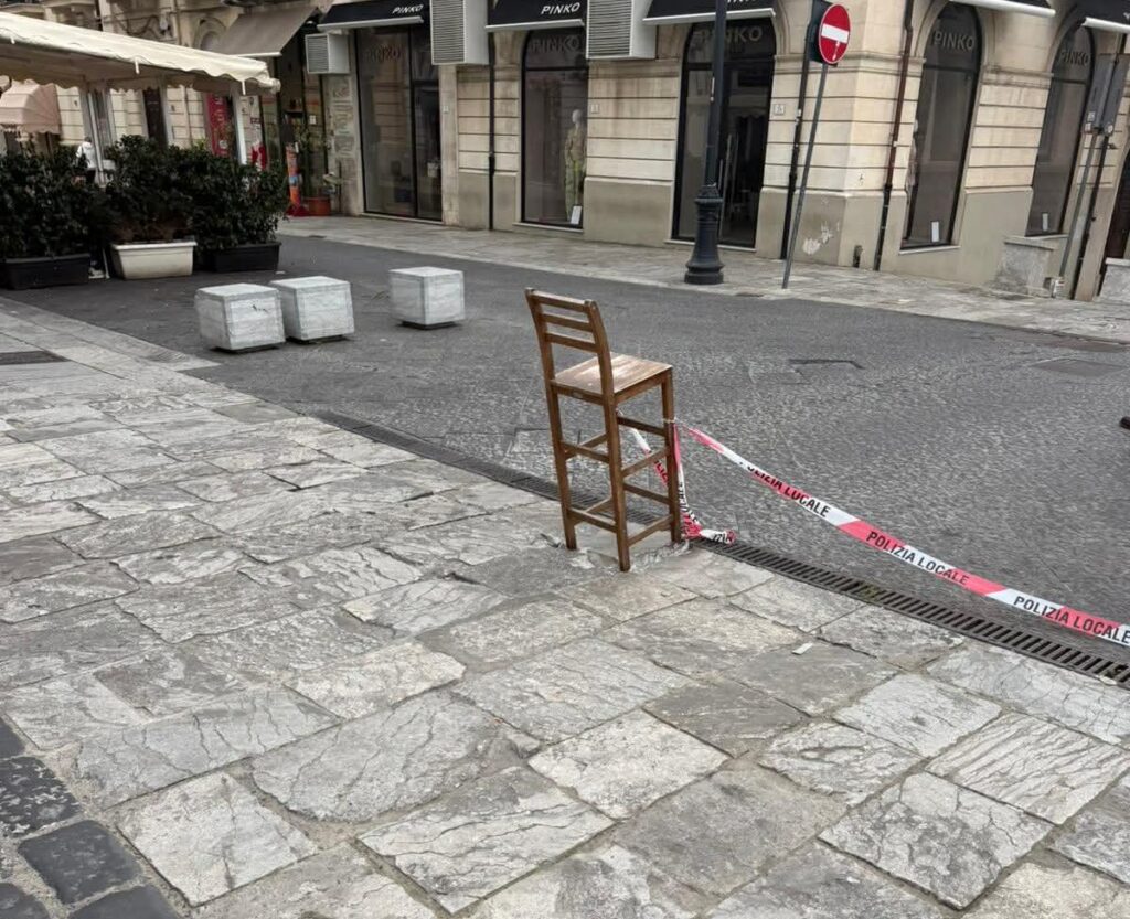 sedia copre una mattonella rotta a piazza de nava