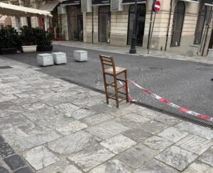 sedia copre una mattonella rotta a piazza de nava