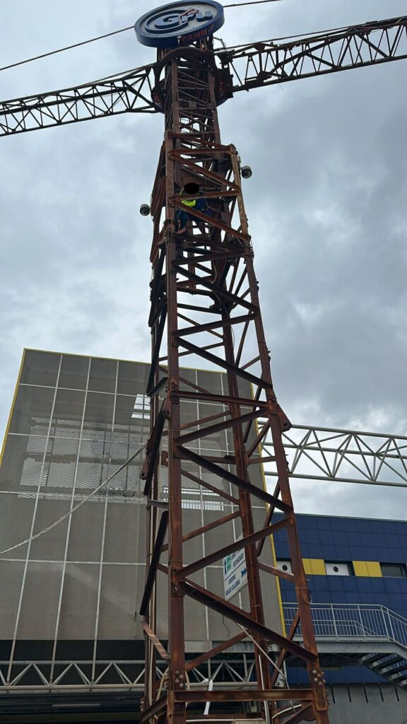 siderno uomo tenta suicidio gru centro commerciale