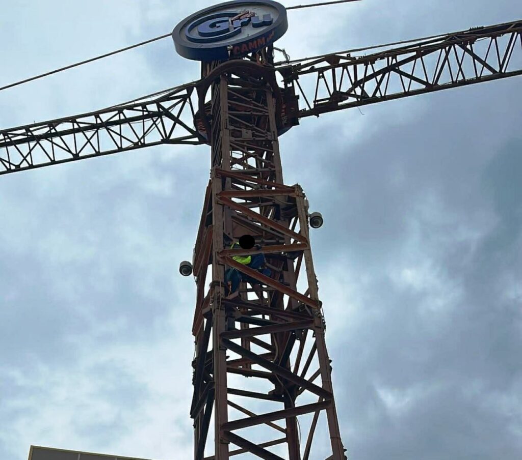 siderno uomo tenta suicidio gru centro commerciale