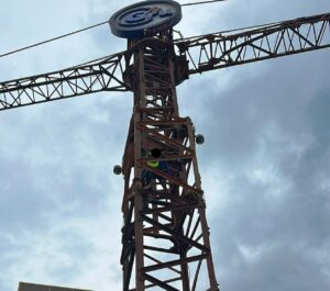 siderno uomo tenta suicidio gru centro commerciale