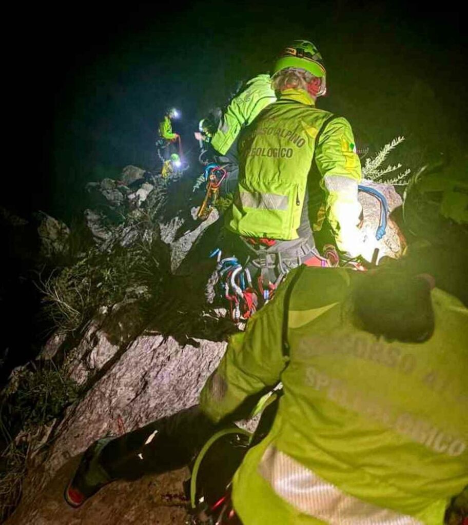 soccorso alpino salva uomo