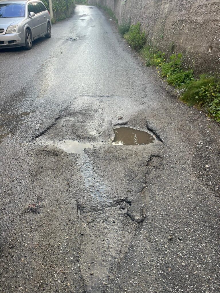 strade colabrodo e perdite d'acqua a curduma e paterriti