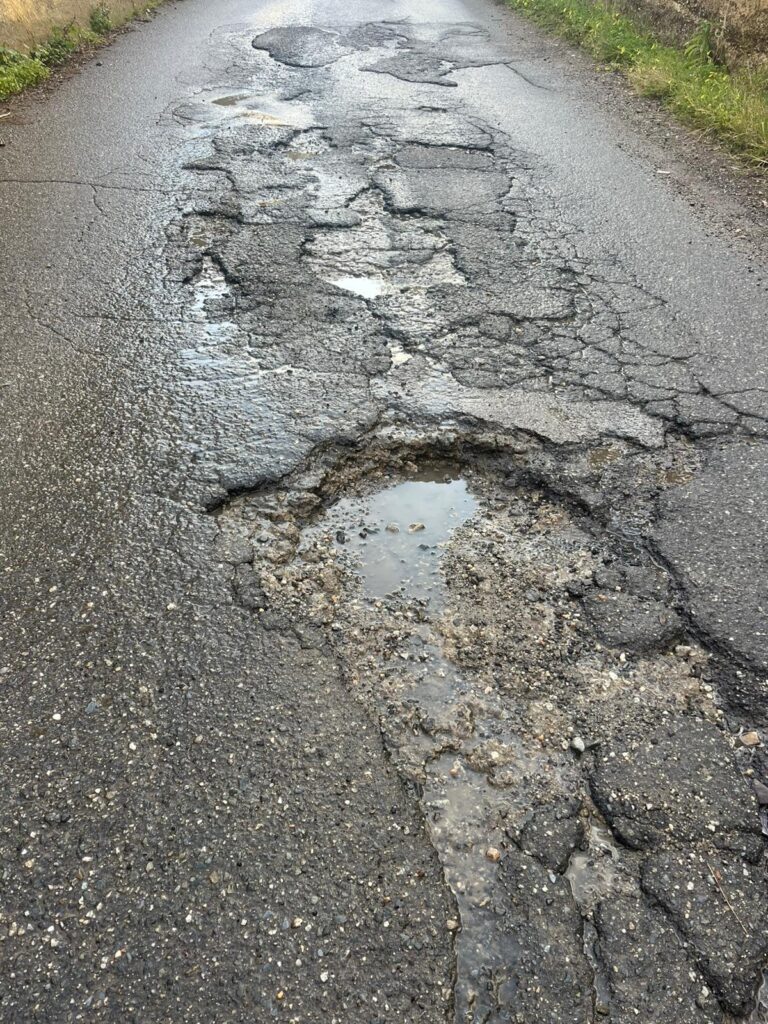 strade colabrodo e perdite d'acqua a curduma e paterriti