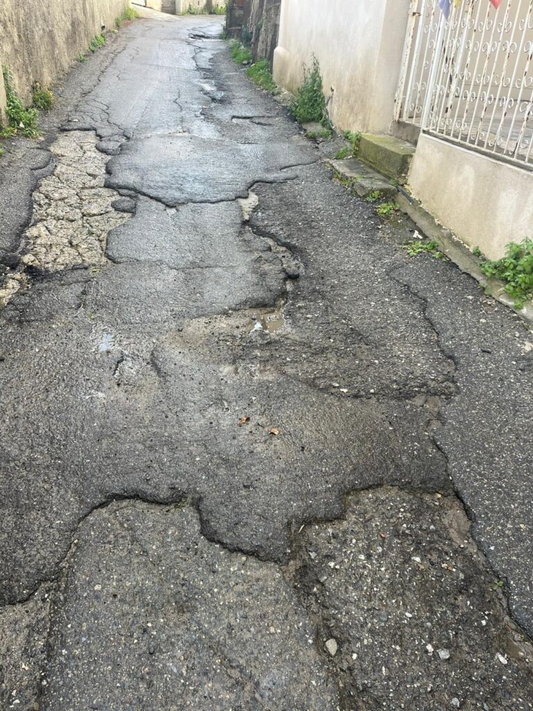 strade colabrodo e perdite d'acqua a curduma e paterriti