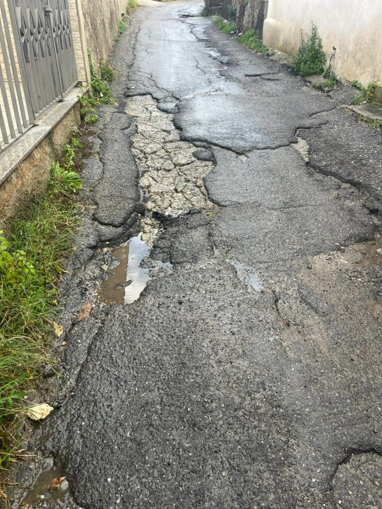 strade colabrodo e perdite d'acqua a curduma e paterriti
