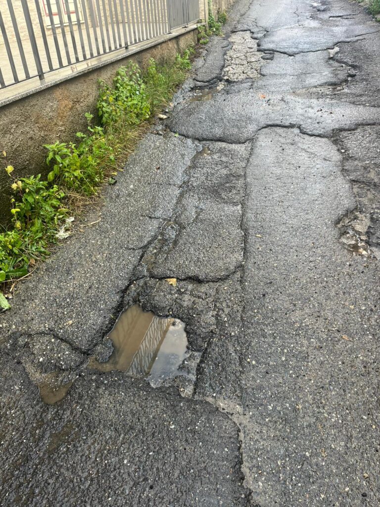 strade colabrodo e perdite d'acqua a curduma e paterriti