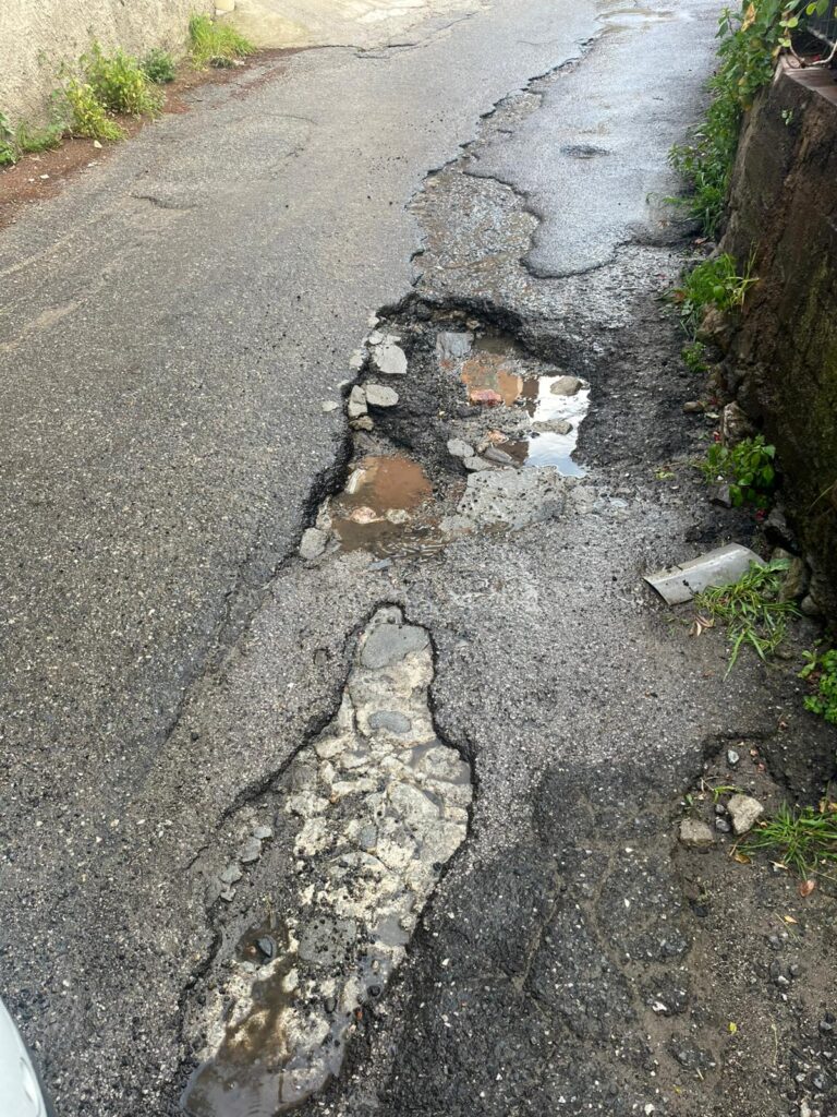 strade colabrodo e perdite d'acqua a curduma e paterriti