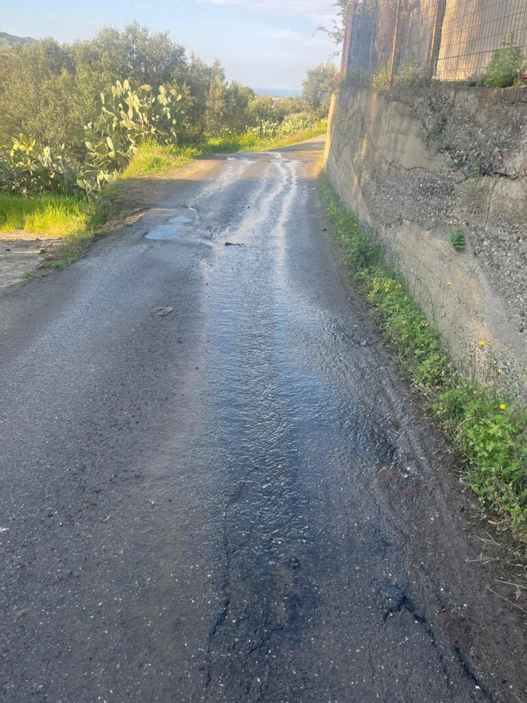 strade colabrodo e perdite d'acqua a curduma e paterriti