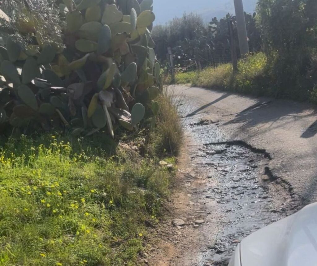 strade colabrodo e perdite d'acqua a curduma e paterriti