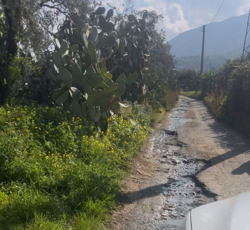 strade colabrodo e perdite d'acqua a curduma e paterriti
