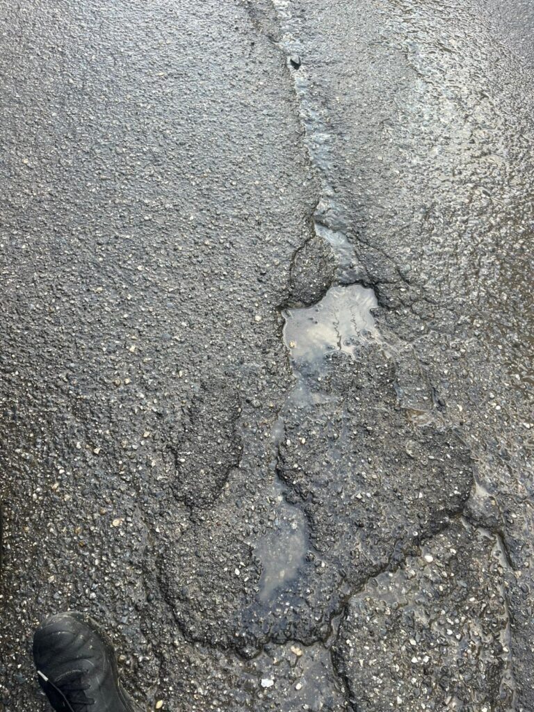 strade colabrodo e perdite d'acqua a curduma e paterriti