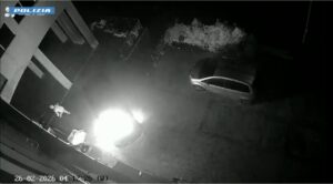uomo da fuoco ad un'auto