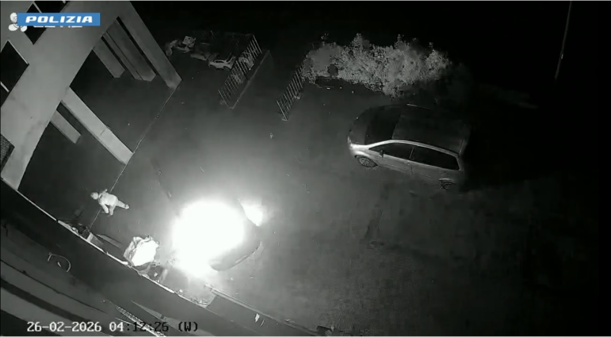 uomo da fuoco ad un’auto