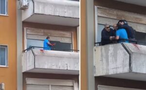 uomo si taglia le braccia con un vetro