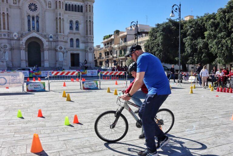 Reggio Calabria, piazza Duomo diventa una pista per bambini con l’evento Bicimparo | FOTO e INTERVISTE