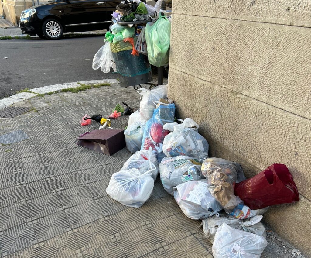 Cestino della spazzatura via Giuseppe Mazzini