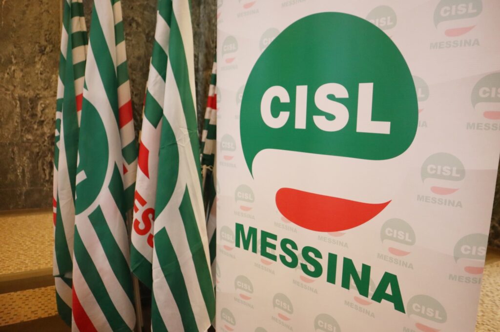Convegno Area integrata dello Stretto alla Camera di Commercio di Messina bandiere e logo Cisl Messina