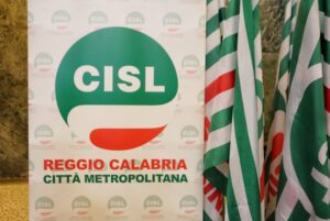 Convegno Area integrata dello Stretto alla Camera di Commercio di Messina bandiere e logo Cisl Reggio Calabria
