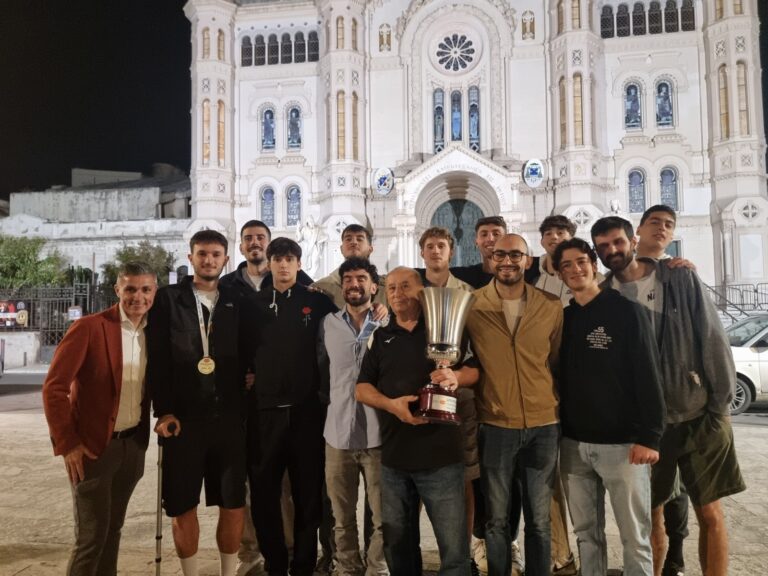 In centro città, con i tifosi, al cospetto del Duomo: la festa della Domotek Volley con la Supercoppa | FOTO e INTERVISTE