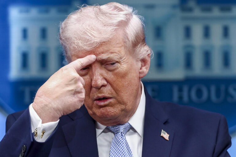 Trump punta il dito contro il Papa: “gioca con Paese che vuole atomica”. La risposta di Leone XIV