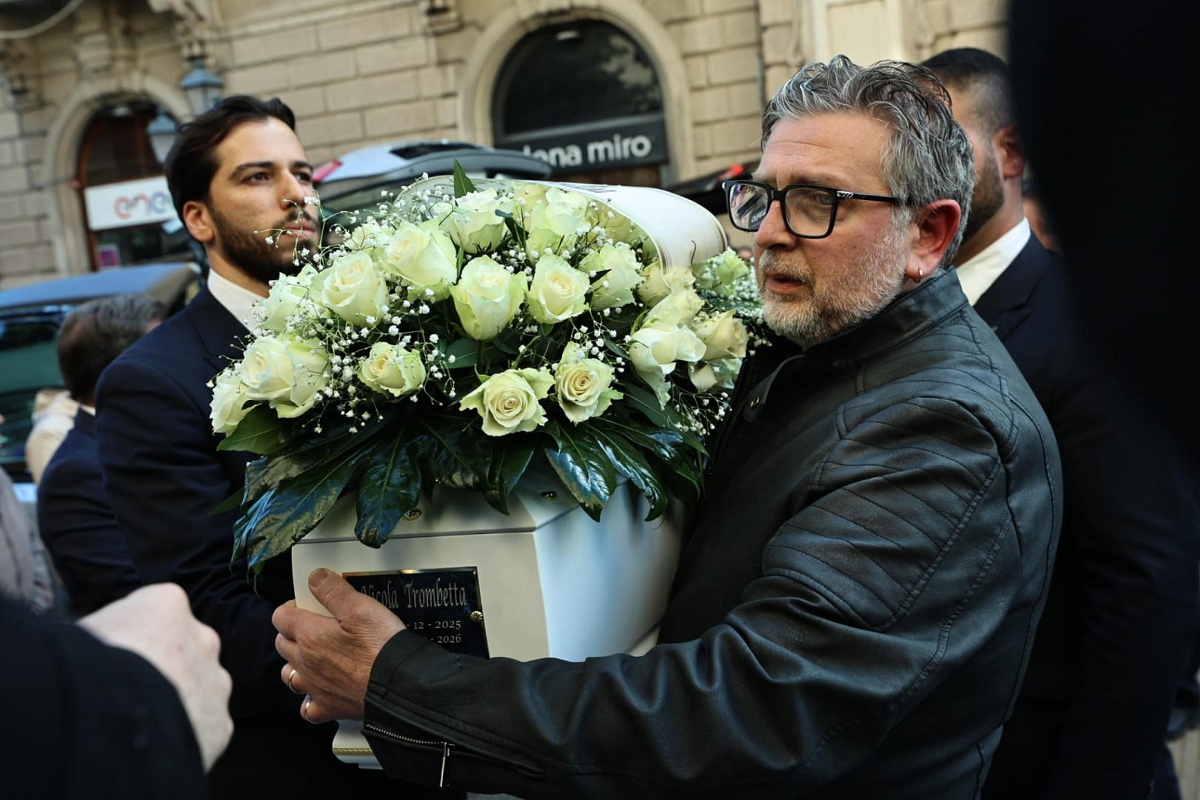 L’addio di Catanzaro a madre e figli, padre porta a spalla bara del più piccolo