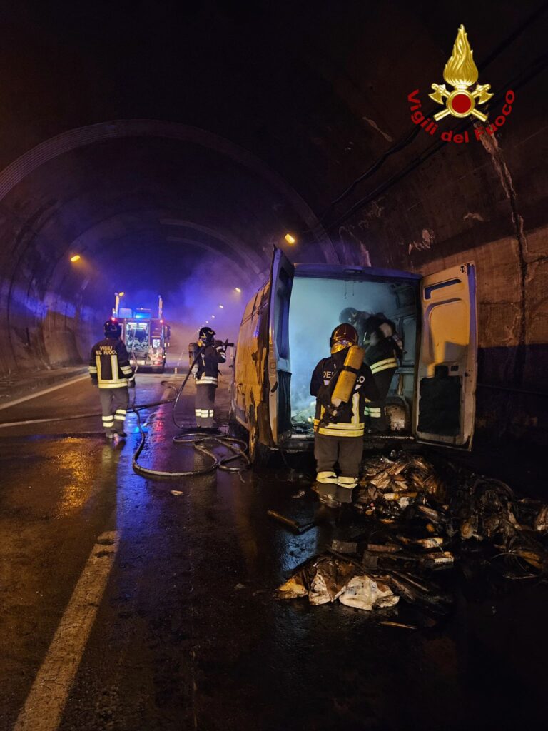 Furgone in fiamme