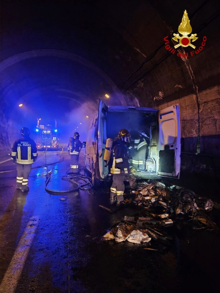 Furgone in fiamme