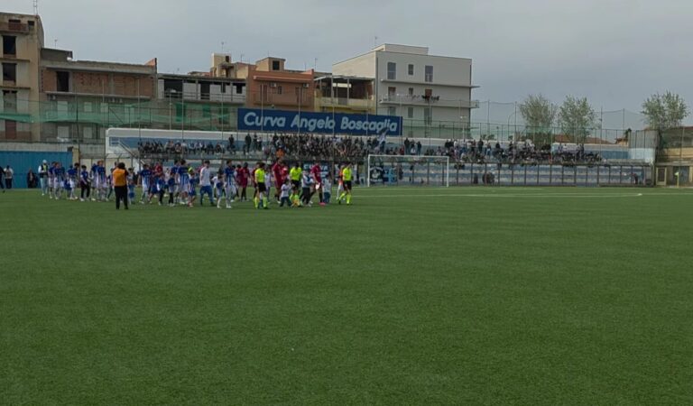 Reggina, ennesima delusione: scialbo 0-0 a Gela con parapiglia finale. E ora scappa anche il Savoia