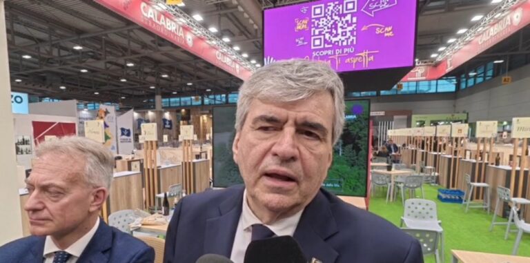 Foglio bianco e puntino nero: la splendida metafora del ministro Mazzi che esalta la Calabria | INTERVISTA