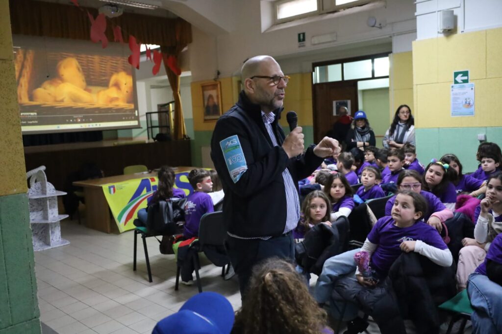 Il responsabile AICS AMBIENTE Andrea Nesi a scuola