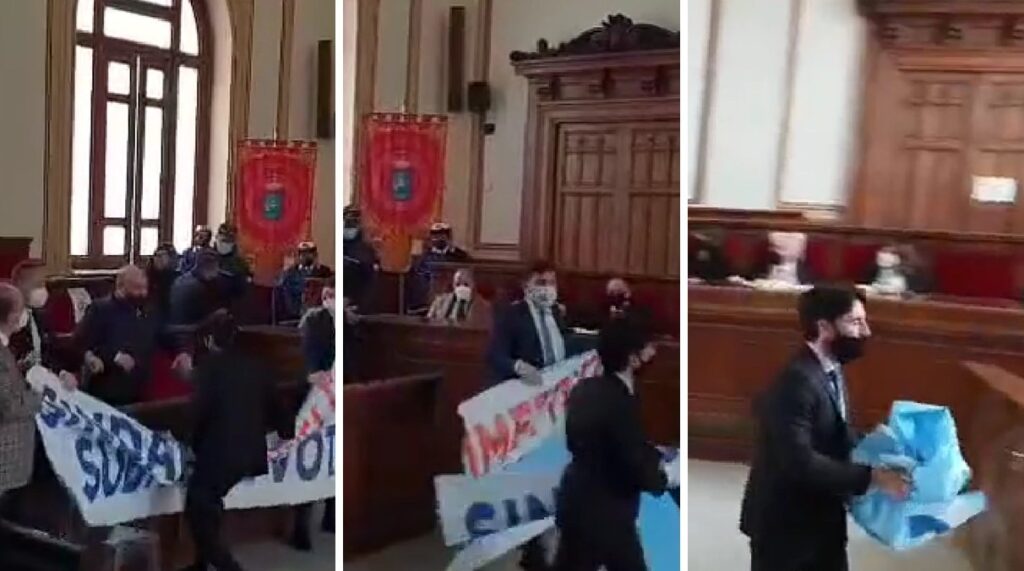 Massimiliano Merenda strappa striscione dell'Opposizione con scritta Sindaco dimettiti