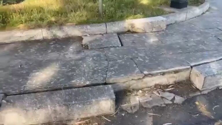 Reggio Calabria, mattonelle distrutte sul Lungomare e i cittadini rischiano di cadere | VIDEO