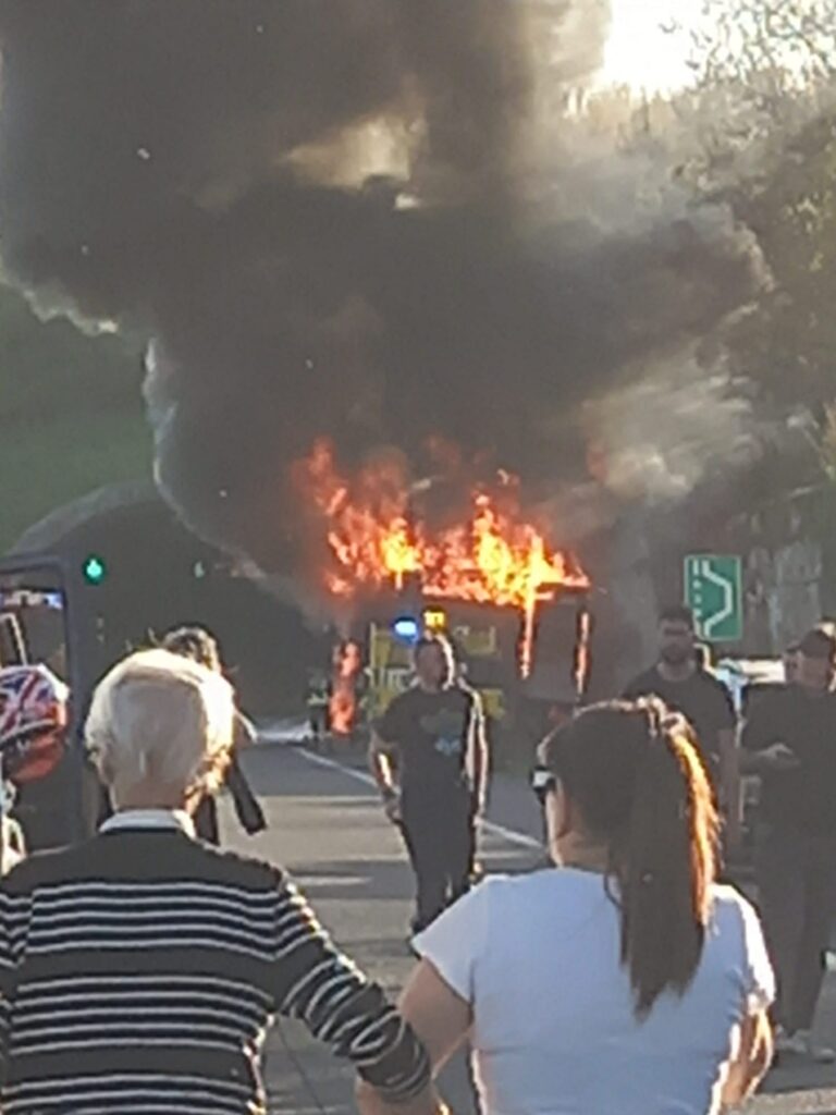 mezzo pesante in fiamme A2