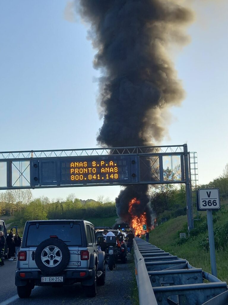 mezzo pesante in fiamme A2