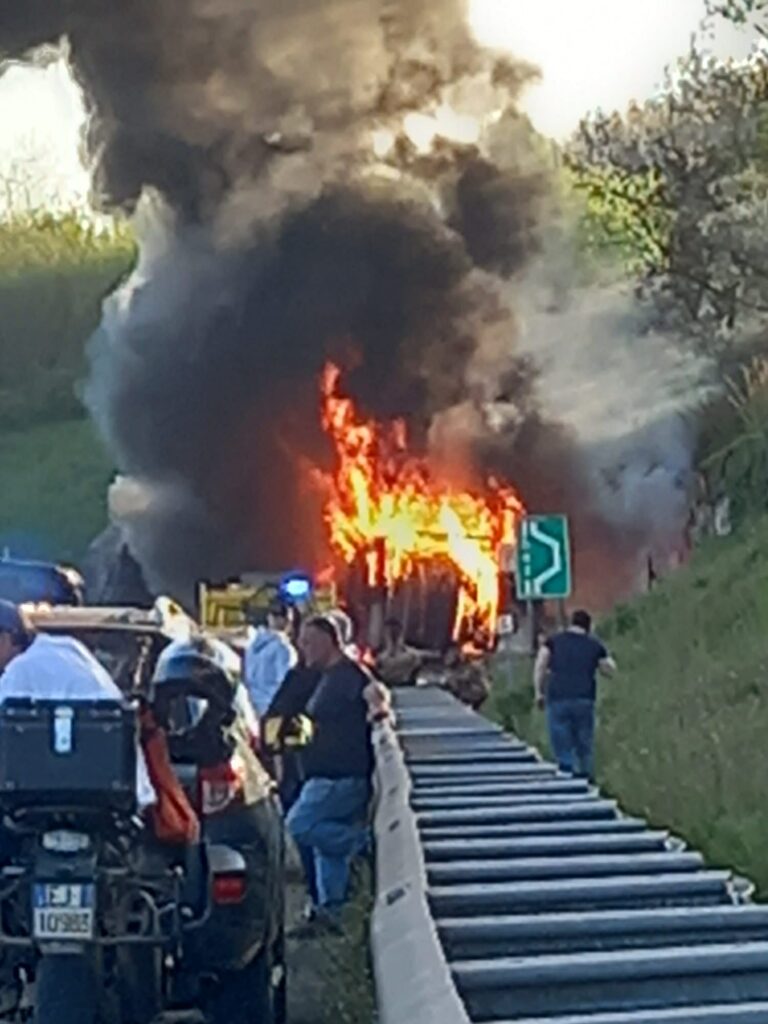 mezzo pesante in fiamme A2