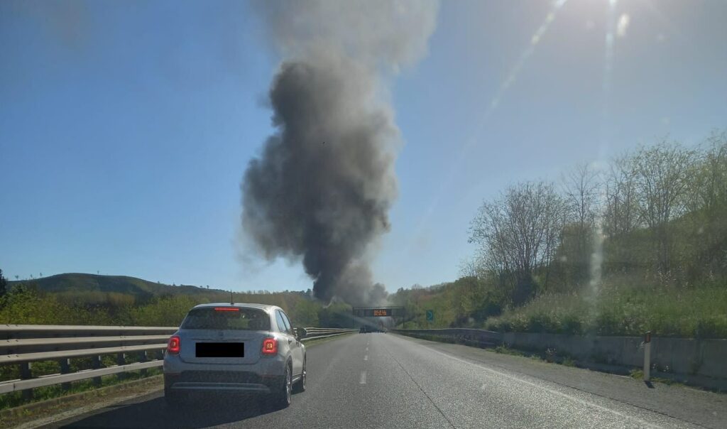 mezzo pesante in fiamme A2