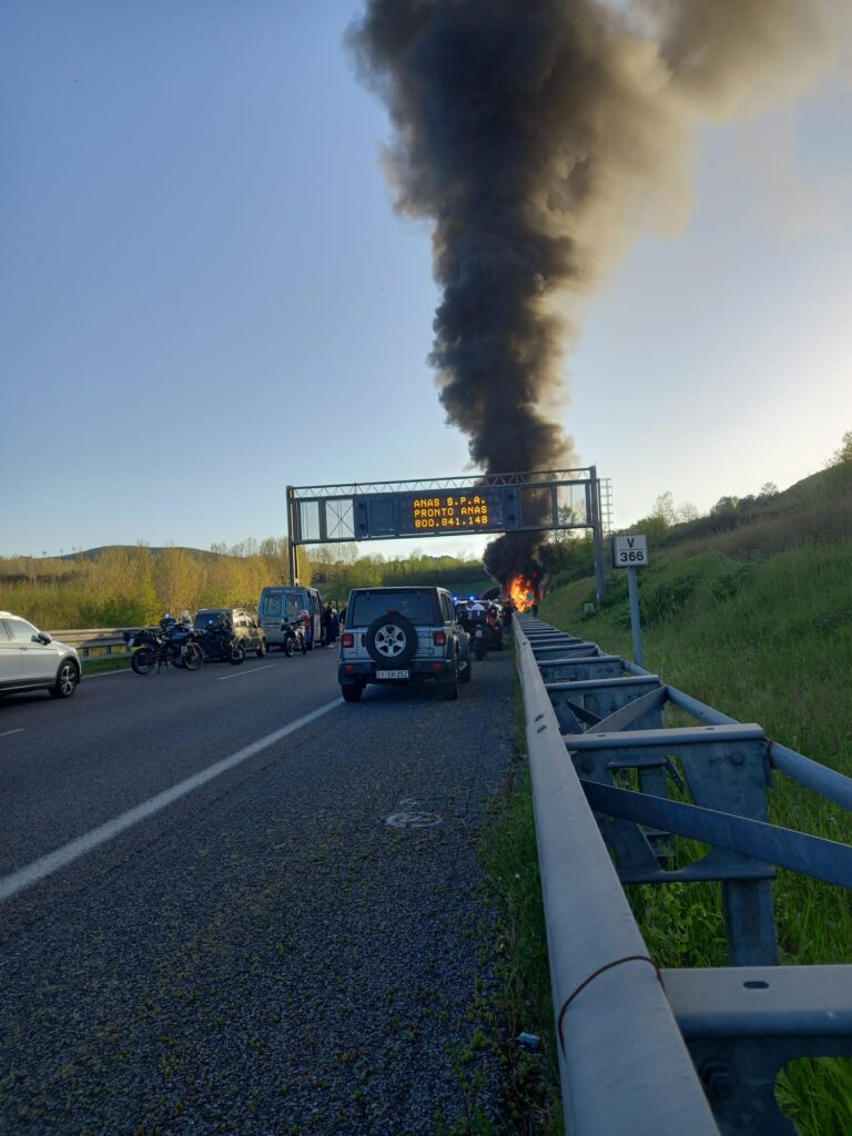 mezzo pesante in fiamme A2