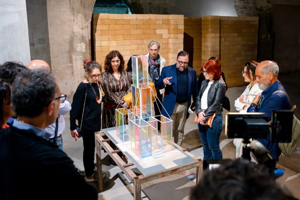 Mostra Pirri centro Cesare Biasini Selvaggi con visitatori