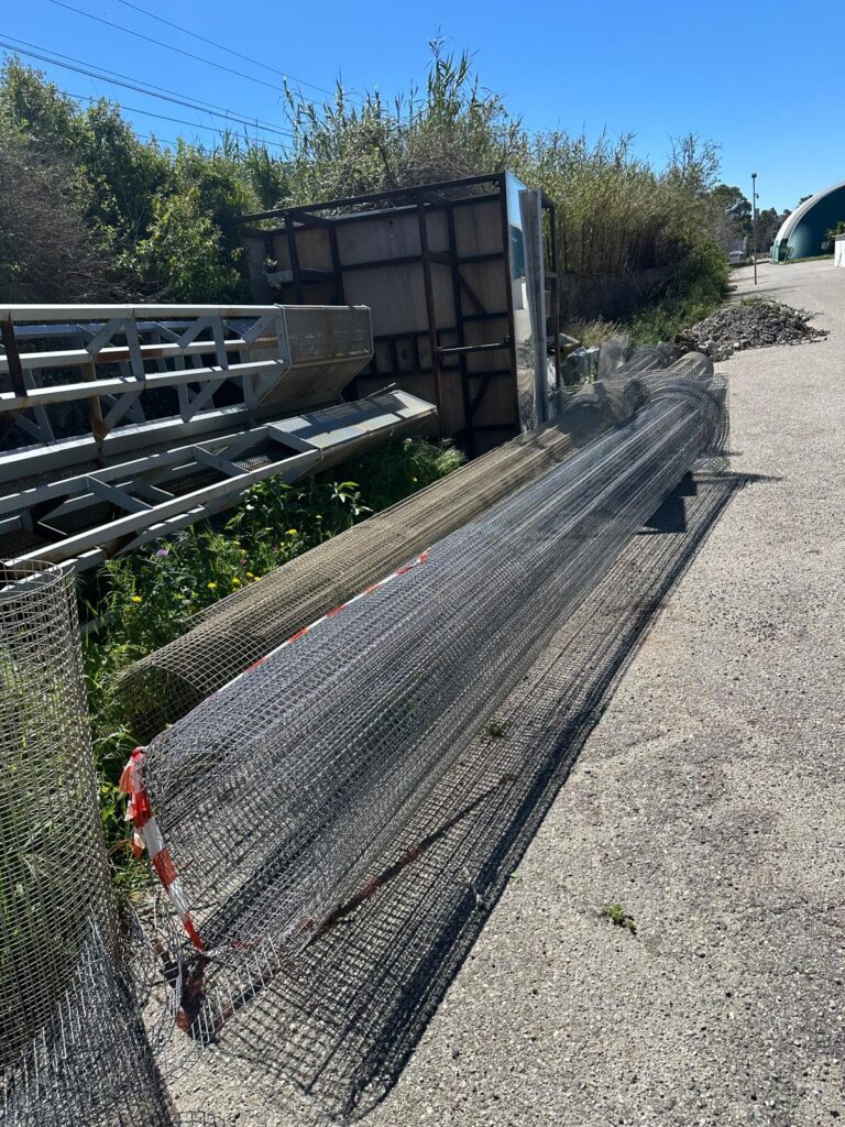 Pezzi di colonne di Opera di Tresoldi abbandonate in città