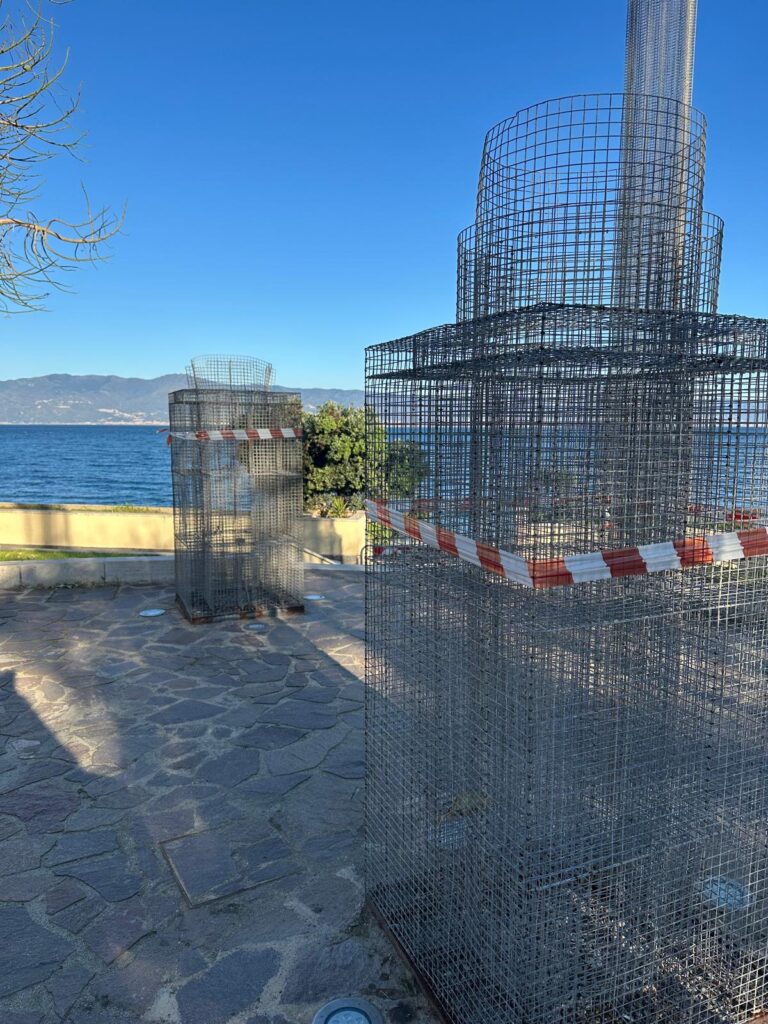 Pezzi di colonne di Opera di Tresoldi abbandonate in città