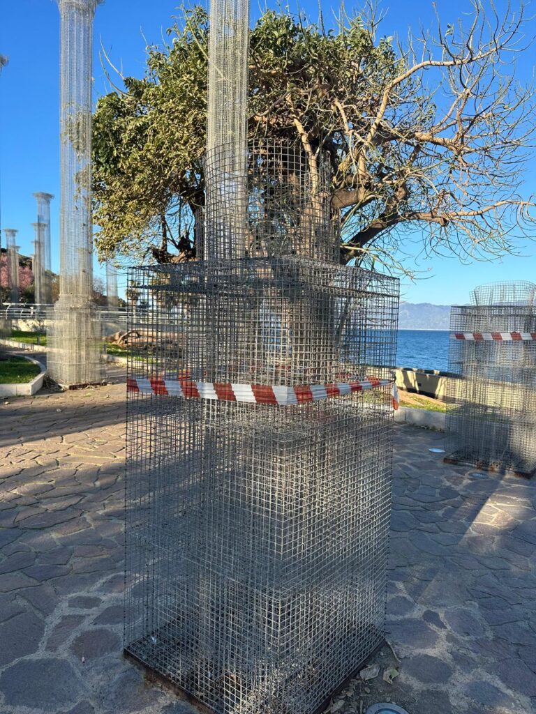 Pezzi di colonne di Opera di Tresoldi abbandonate in città