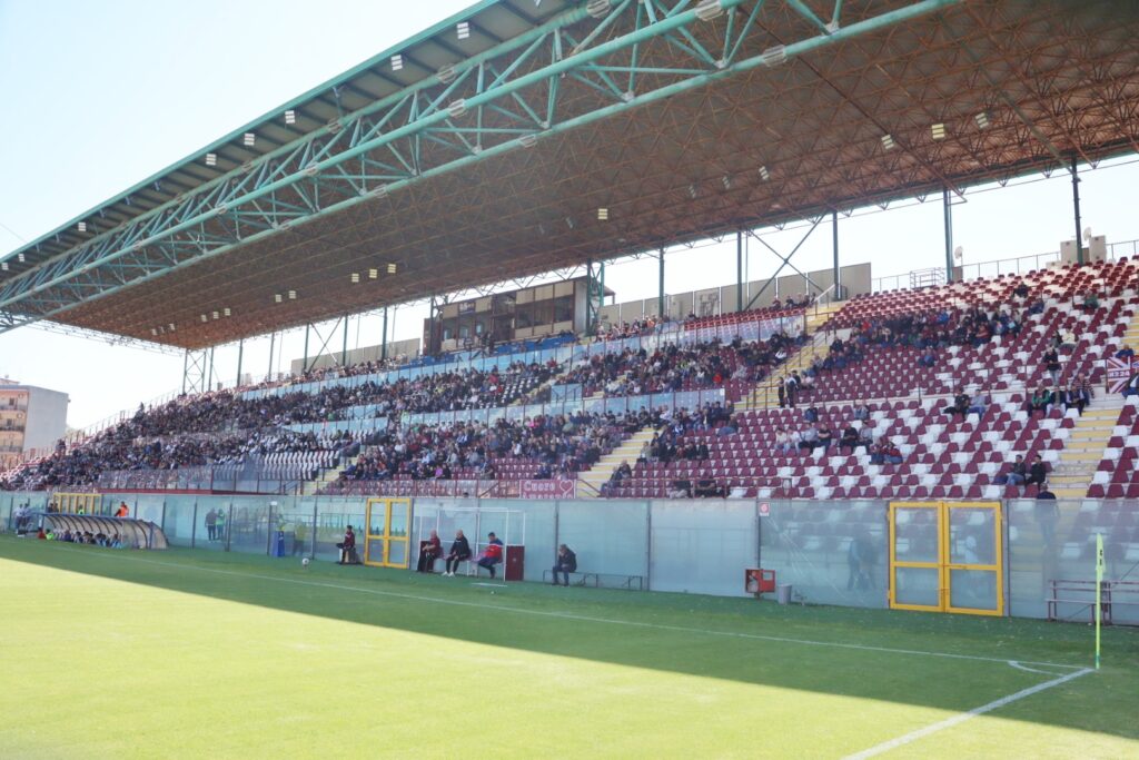 Reggina-Paternò tribuna coperta semivuota granillo