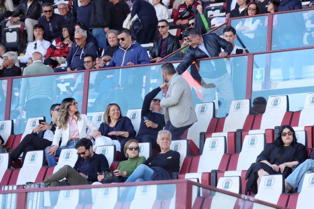Reggina-Paternò Ballarino e Brunetti si stringono la mano sorridenti in tribuna al Granillo