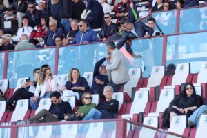 Reggina-Paternò Ballarino e Brunetti si stringono la mano sorridenti in tribuna al Granillo