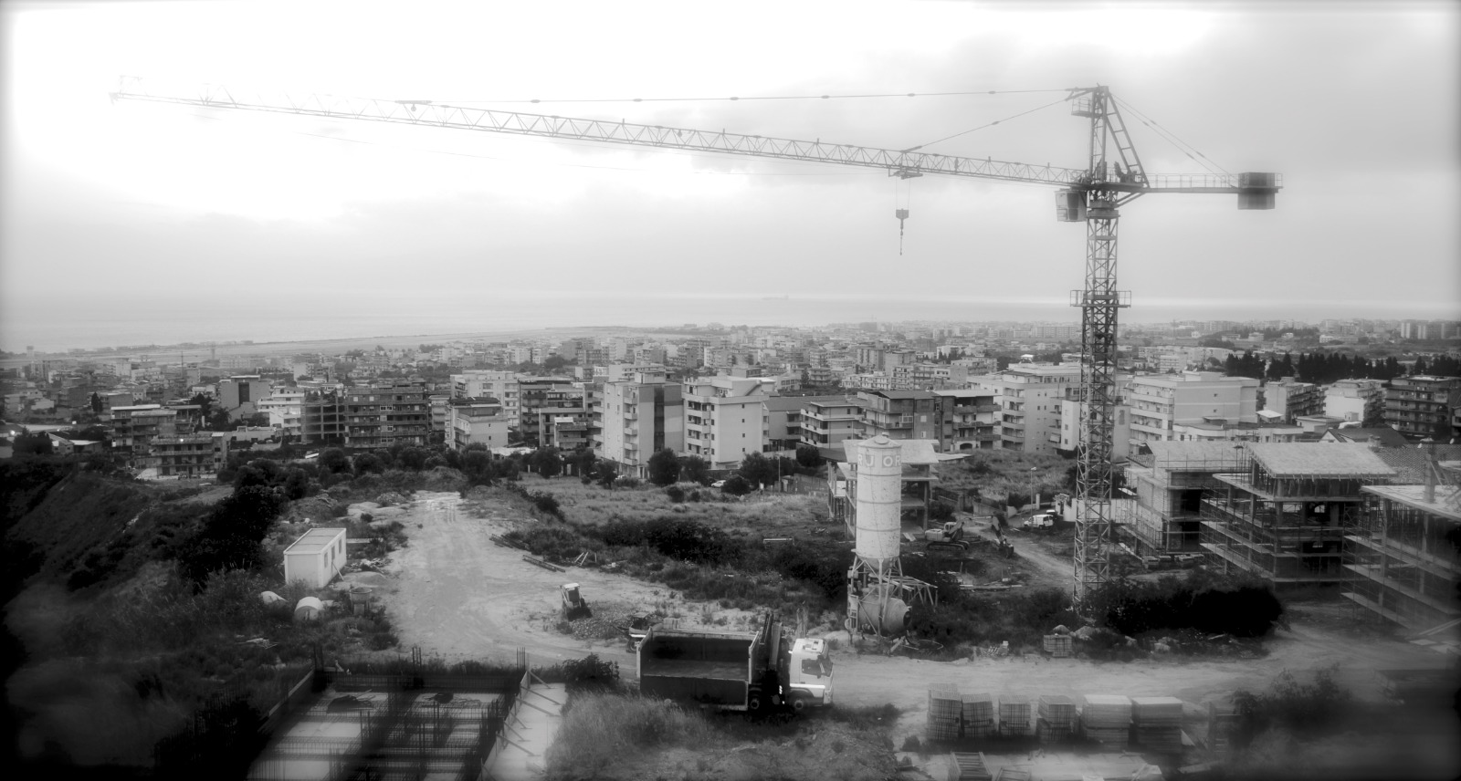 Reggio Calabria dall’alto con gru e cantiere, foto in bianco e nero