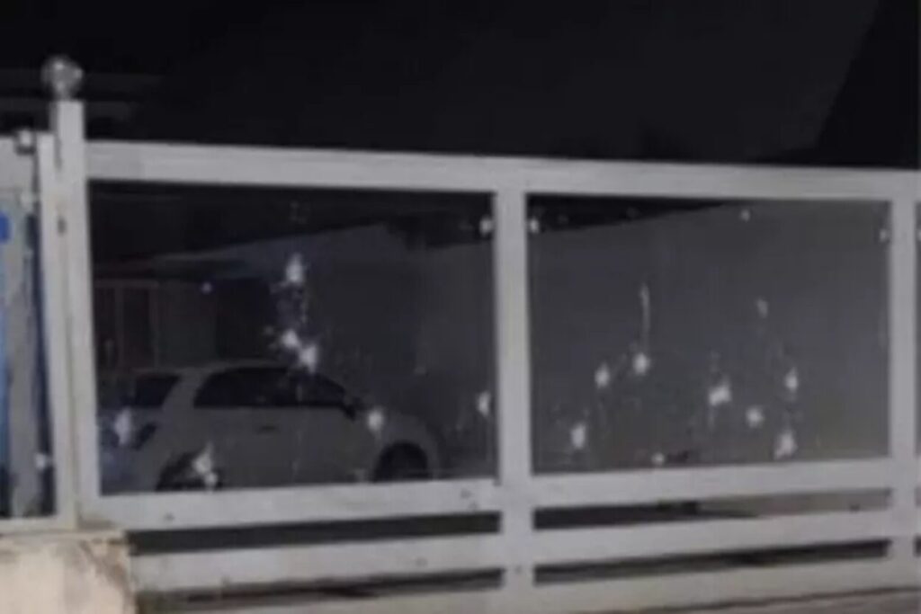 Spari con mitragliatrice contro una rimessa d'auto